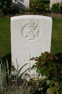 Dozinghem Military Cemetery - Wood, J C